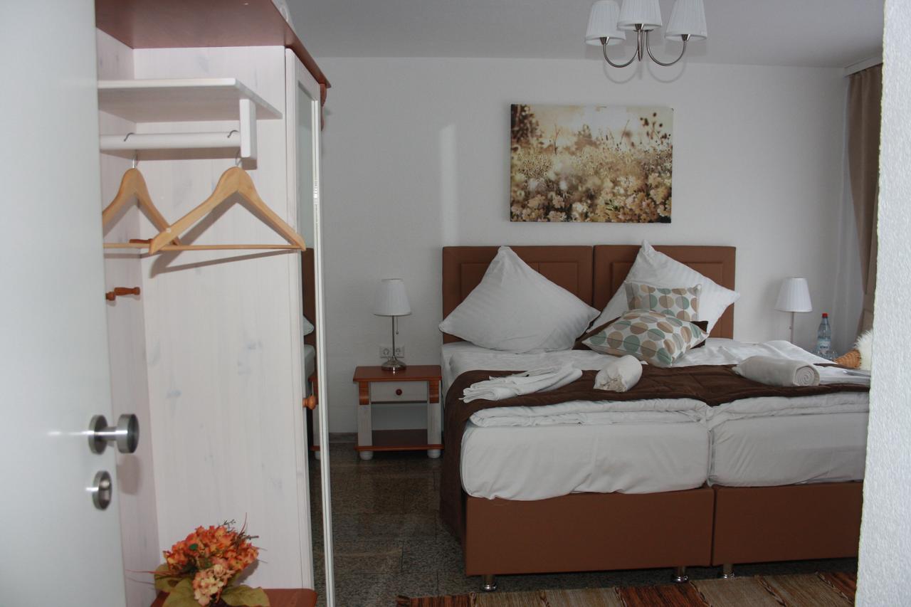 Doppel-/Zweibettzimmer mit Balkon