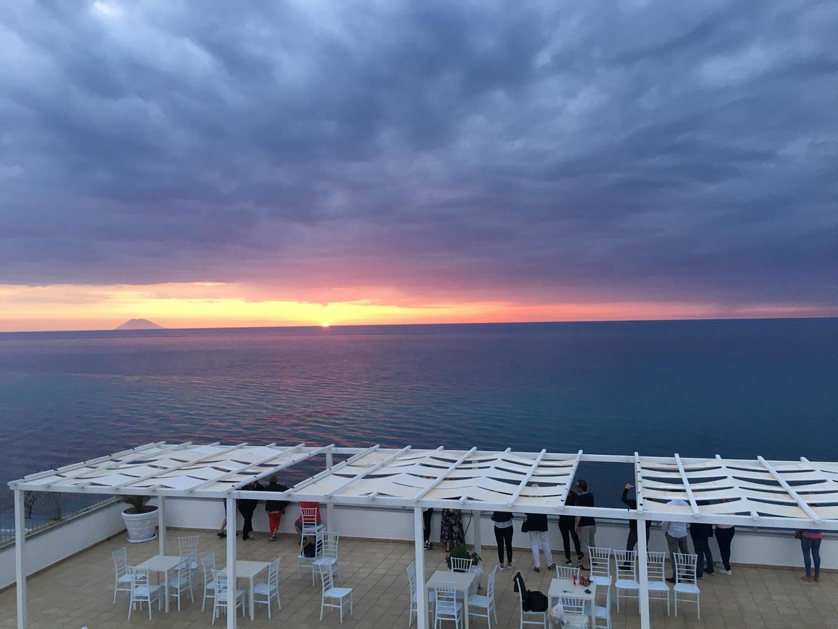 Doppelzimmer mit Balkon und Meerblick