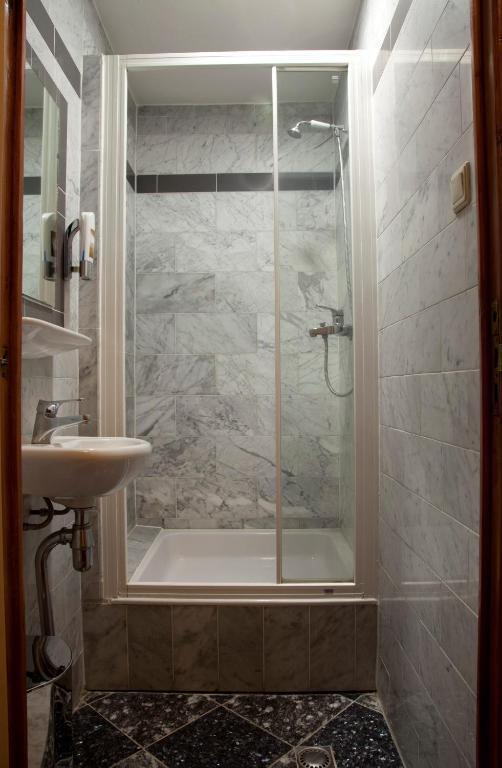 Quarto Twin com Casa de Banho Partilhada