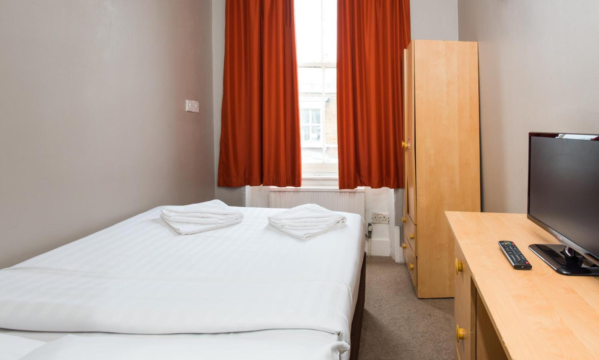 Doppelzimmer mit Gemeinschaftsdusche und -WC