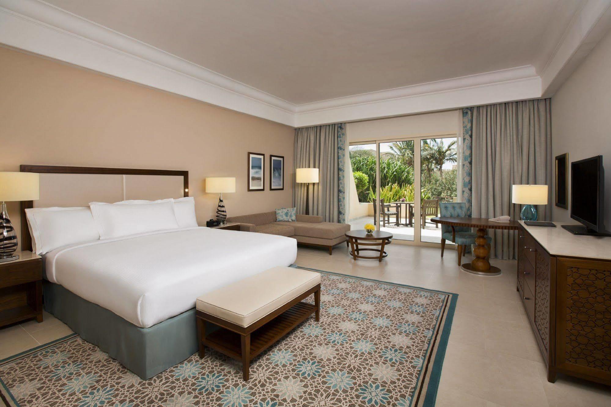 Deluxe Zimmer mit Kingsize-Bett und Blick auf den Yachthafen