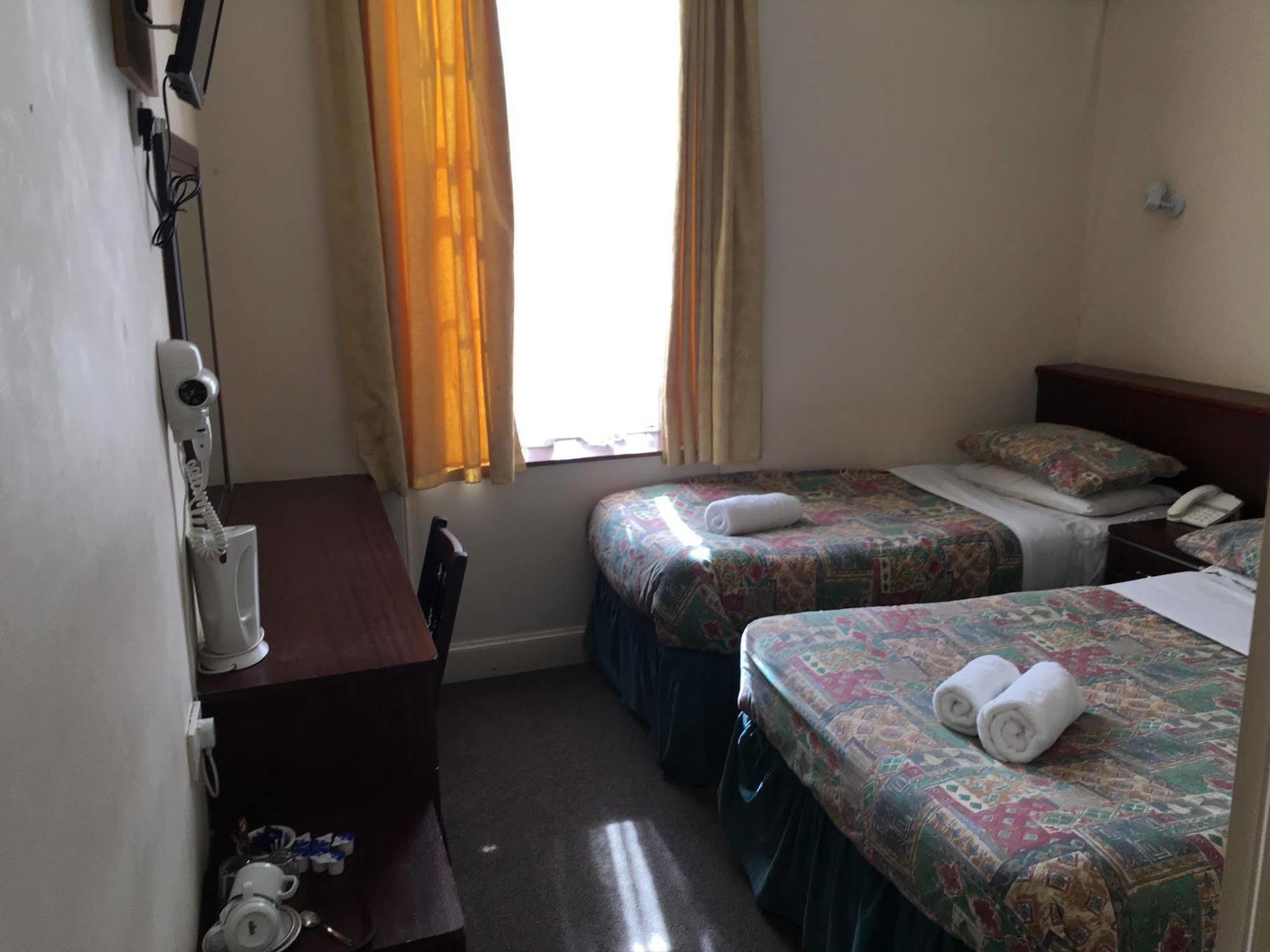 Tweepersoonskamer met 2 Aparte Bedden en Eigen Badkamer