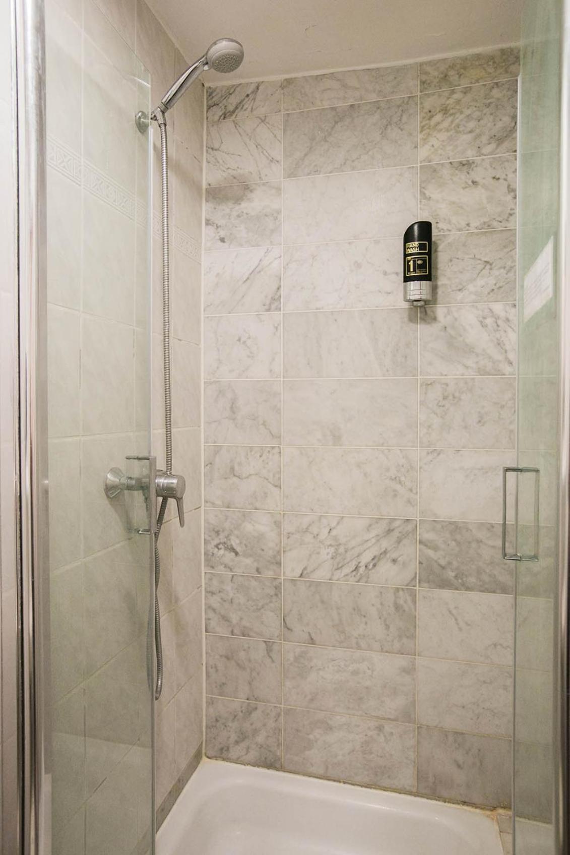 Quarto Individual com Chuveiro e WC Partilhados