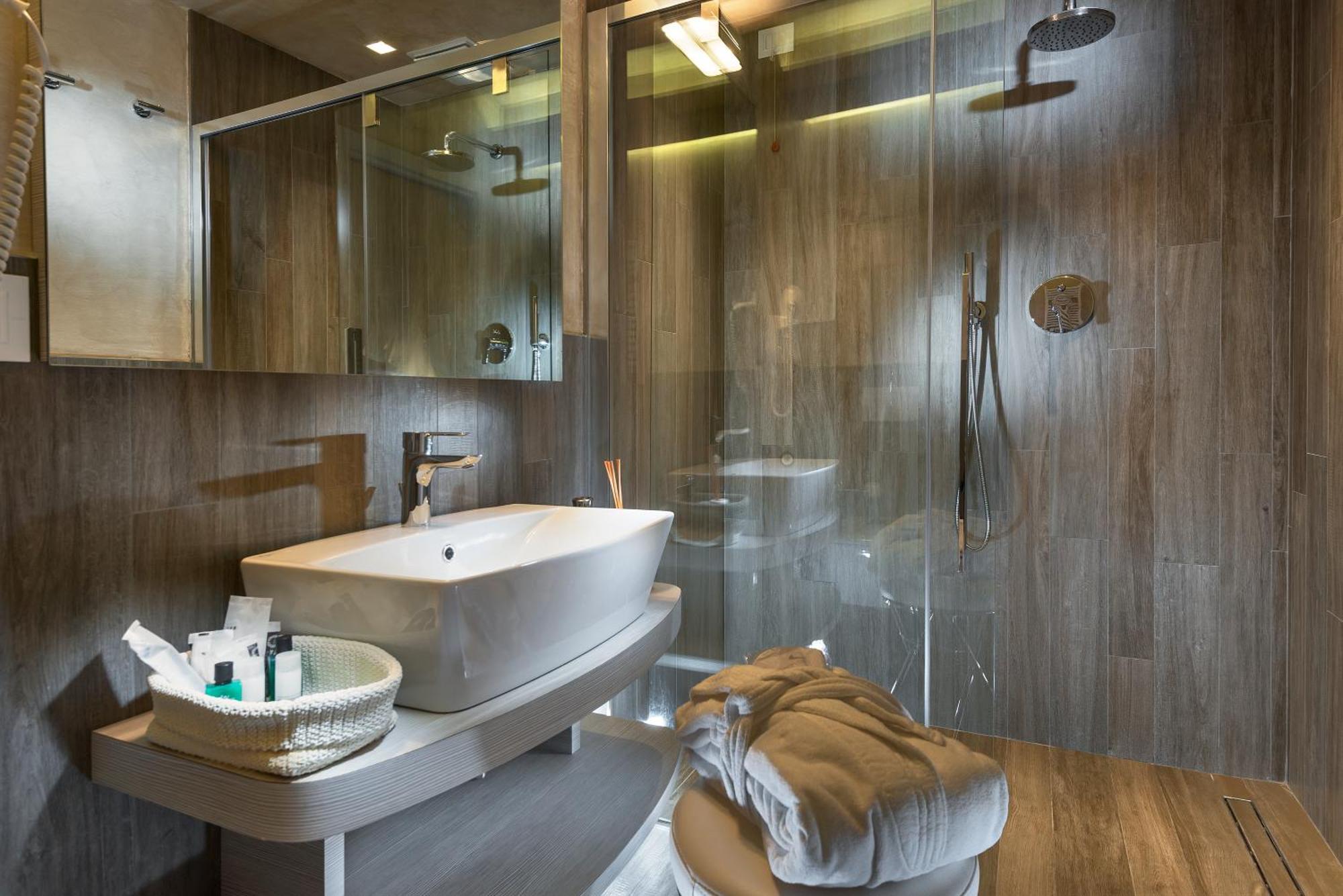 Deluxe Suite with Sea View,700110706:JPEG