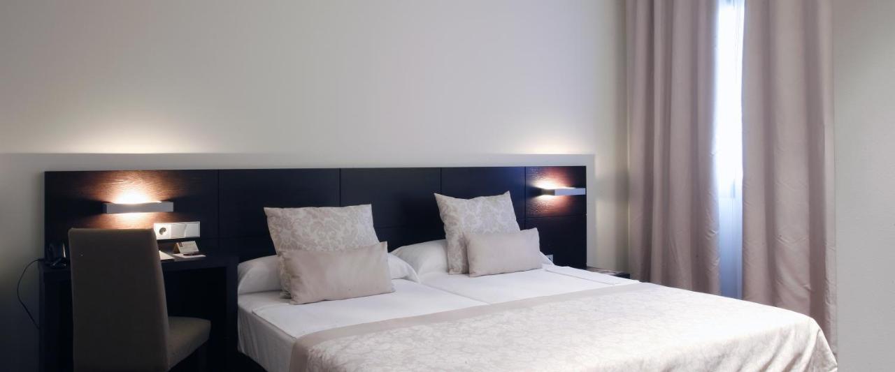 Double Room with Extra Bed,766627990:JPEG