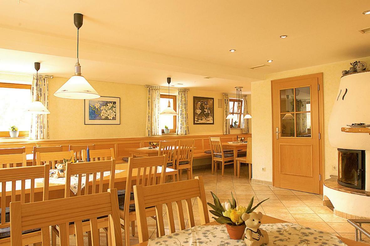 Dreibettzimmer mit Dusche