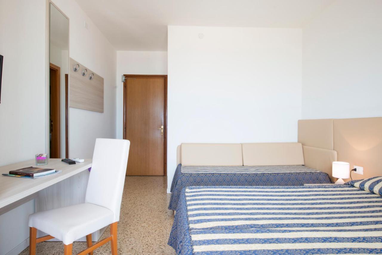 Camera Familiare con Balcone e Vista Mare (2 Adulti + 2 Bambini)