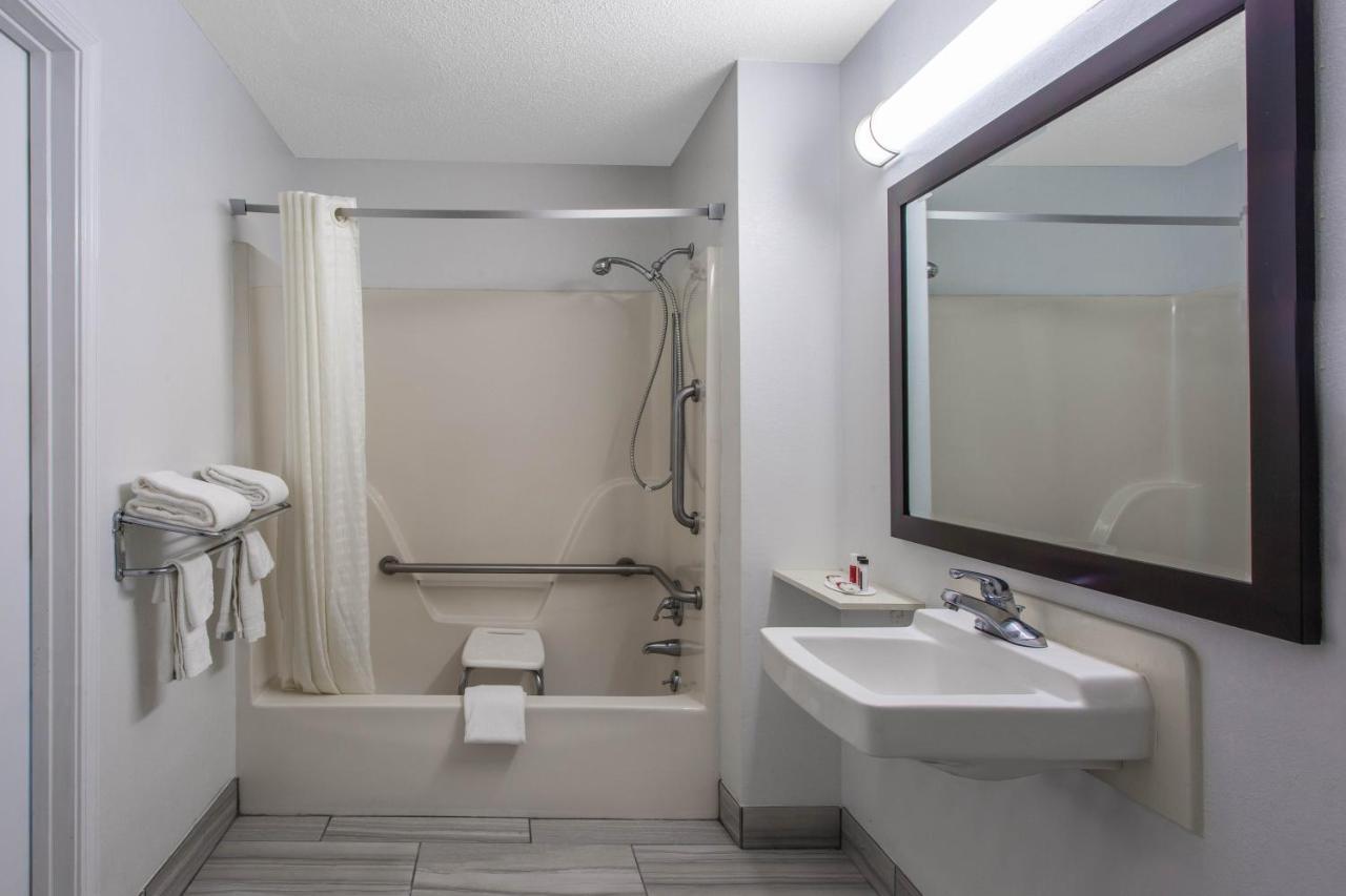 Queen Room - Mobility Accessible/Non-Smoking
