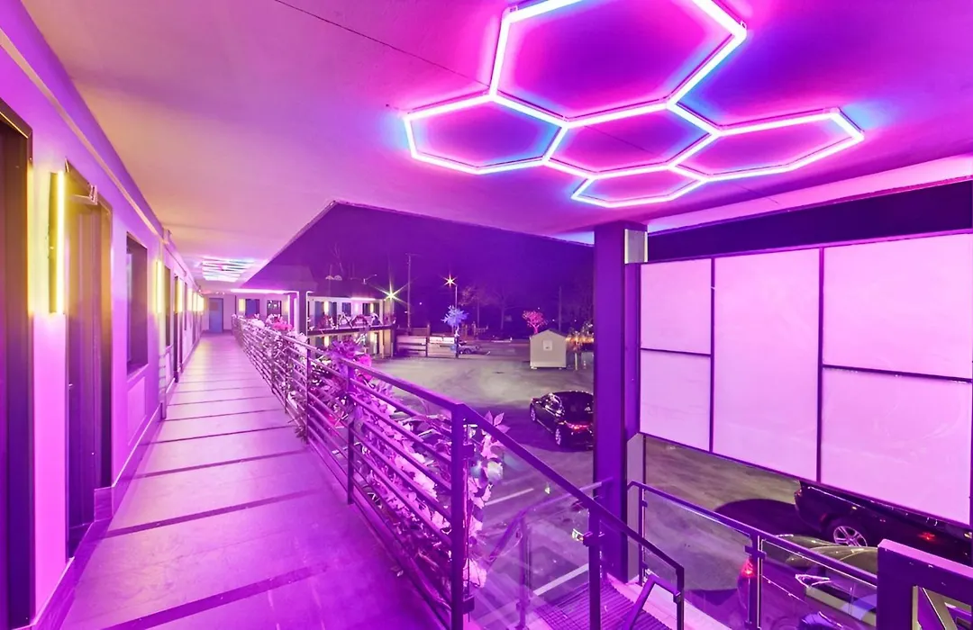 Hotel Opus Bronx Near Bay Plaza Mall-1