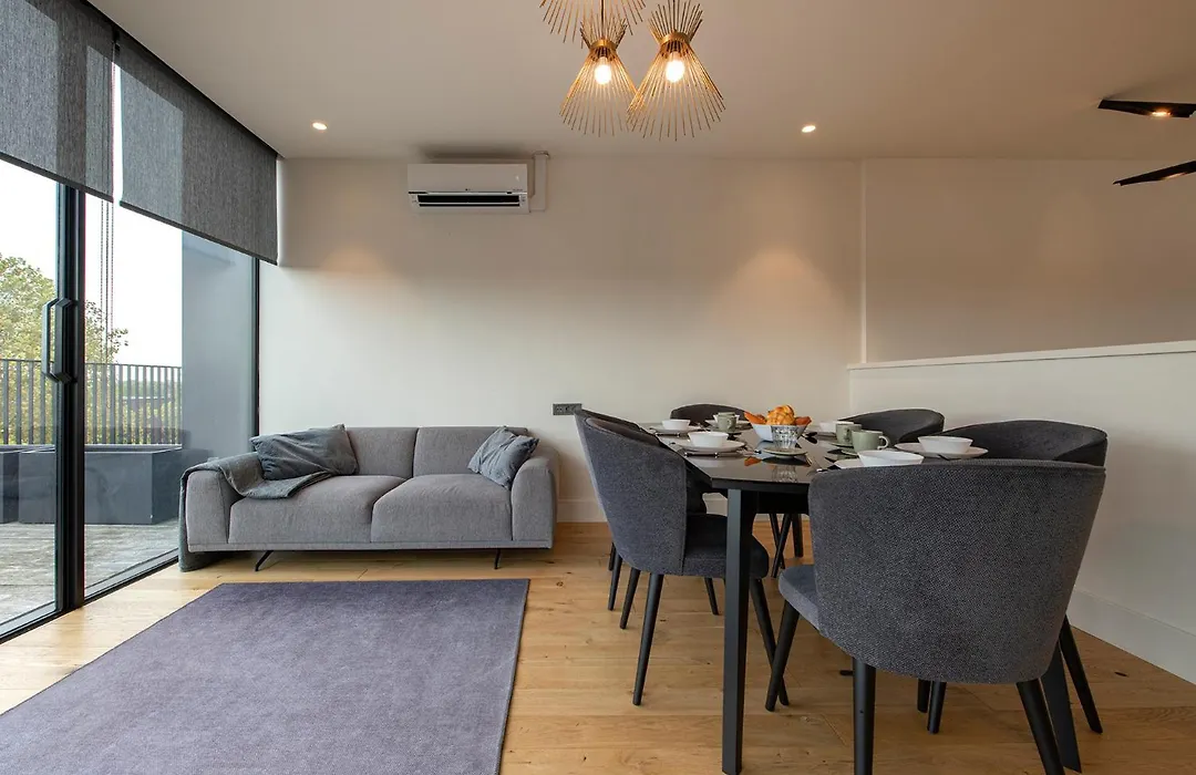 12A, Luxury & Unique, Cinema, Terrace, Stunning View, Central Location!-1