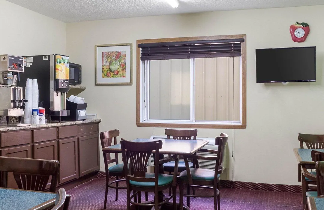 Rodeway Inn West Fargo Main Ave-1