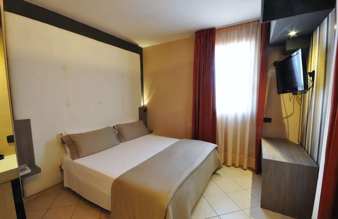 Planet Hotel-1