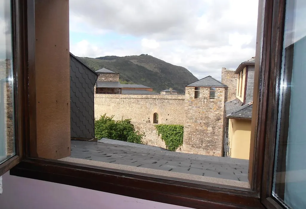 Hostal Virgen De La Encina-1