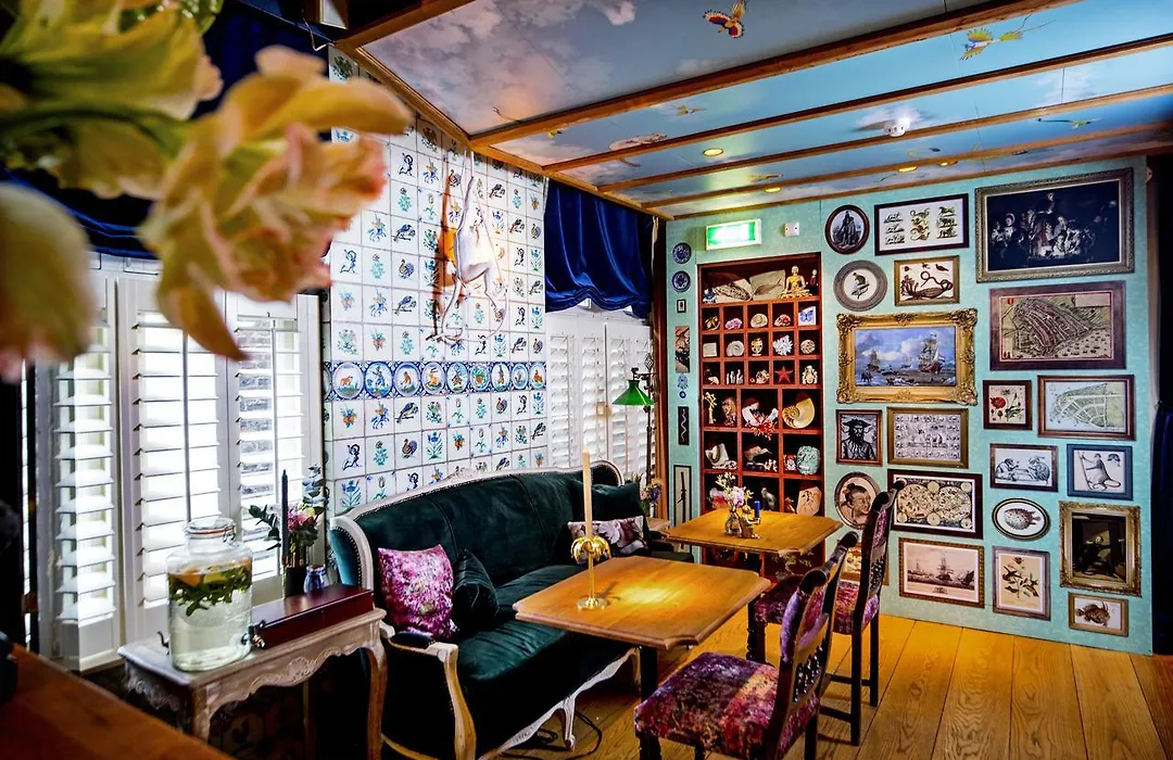 Rosalia'S Menagerie Cocktail Bar & Innupstairs-1