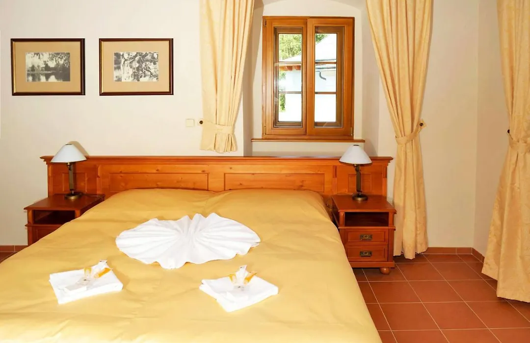 Hotel Kristin Hrádek-1