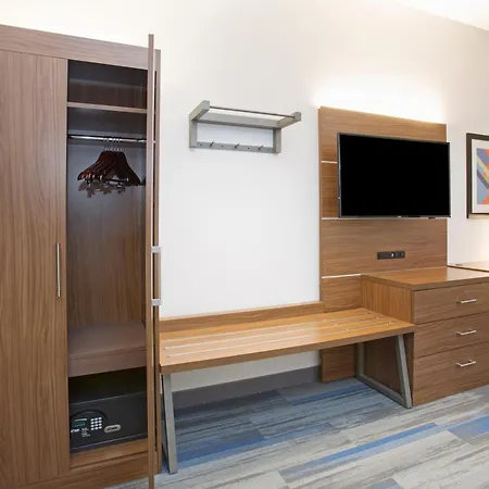Holiday Inn Express Kansas City - At The Legends! By Ihg-2