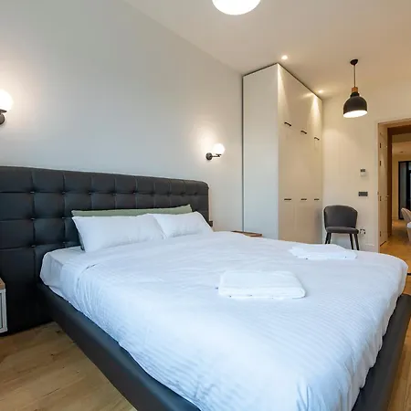 12A, Luxury & Unique, Cinema, Terrace, Stunning View, Central Location!-2