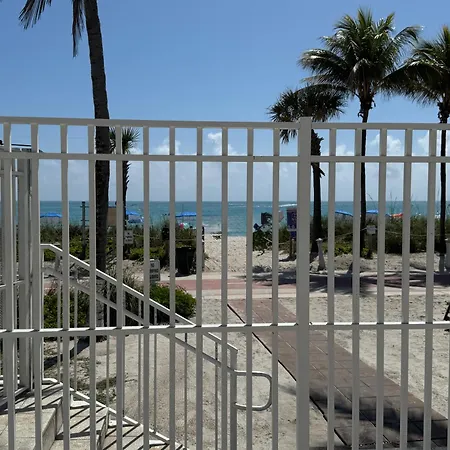 Castle Beach Studio,Tennis Court And Swimming Pool With Beach Access-3