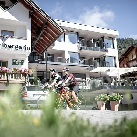 Hotel Die Arlbergerin - Design&Tiroler Gemütlichkeit-3