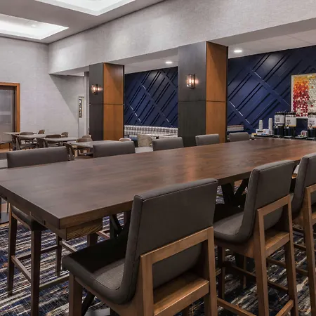 Hampton Inn & Suites Fort Wayne Downtown-2