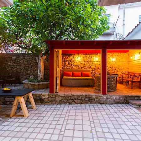 Small Luxury Hotel 1800-3