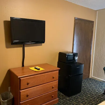 Townhouse Inn & Suites-3