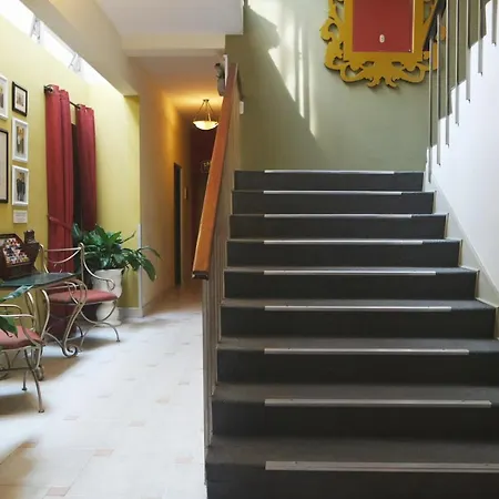 Leon De Oro Inn & Suites-3