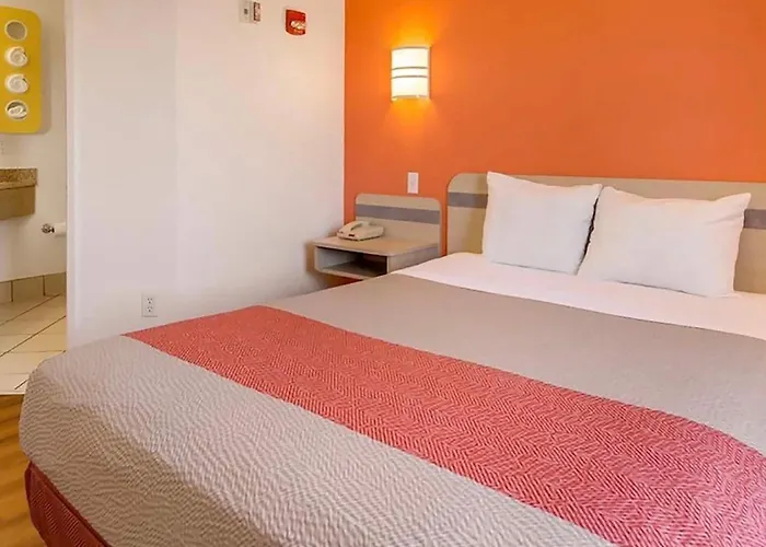 Howard Johnson By Wyndham Lemoore